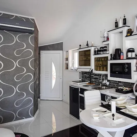 Om - One Bedroom With Balcony And Sea View *