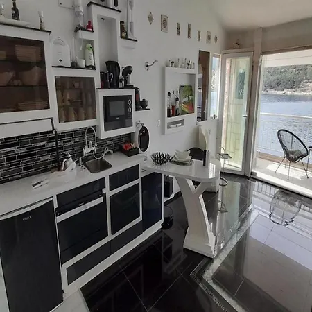 Om - One Bedroom With Balcony And Sea View Apartament