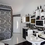 Om - One Bedroom With Balcony And Sea View *
