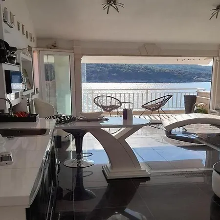 Om - One Bedroom With Balcony And Sea View 公寓