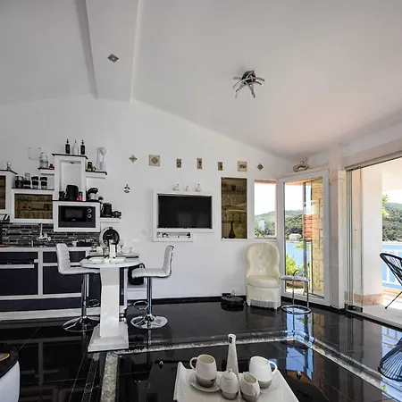 Om - One Bedroom With Balcony And Sea View Appartement *